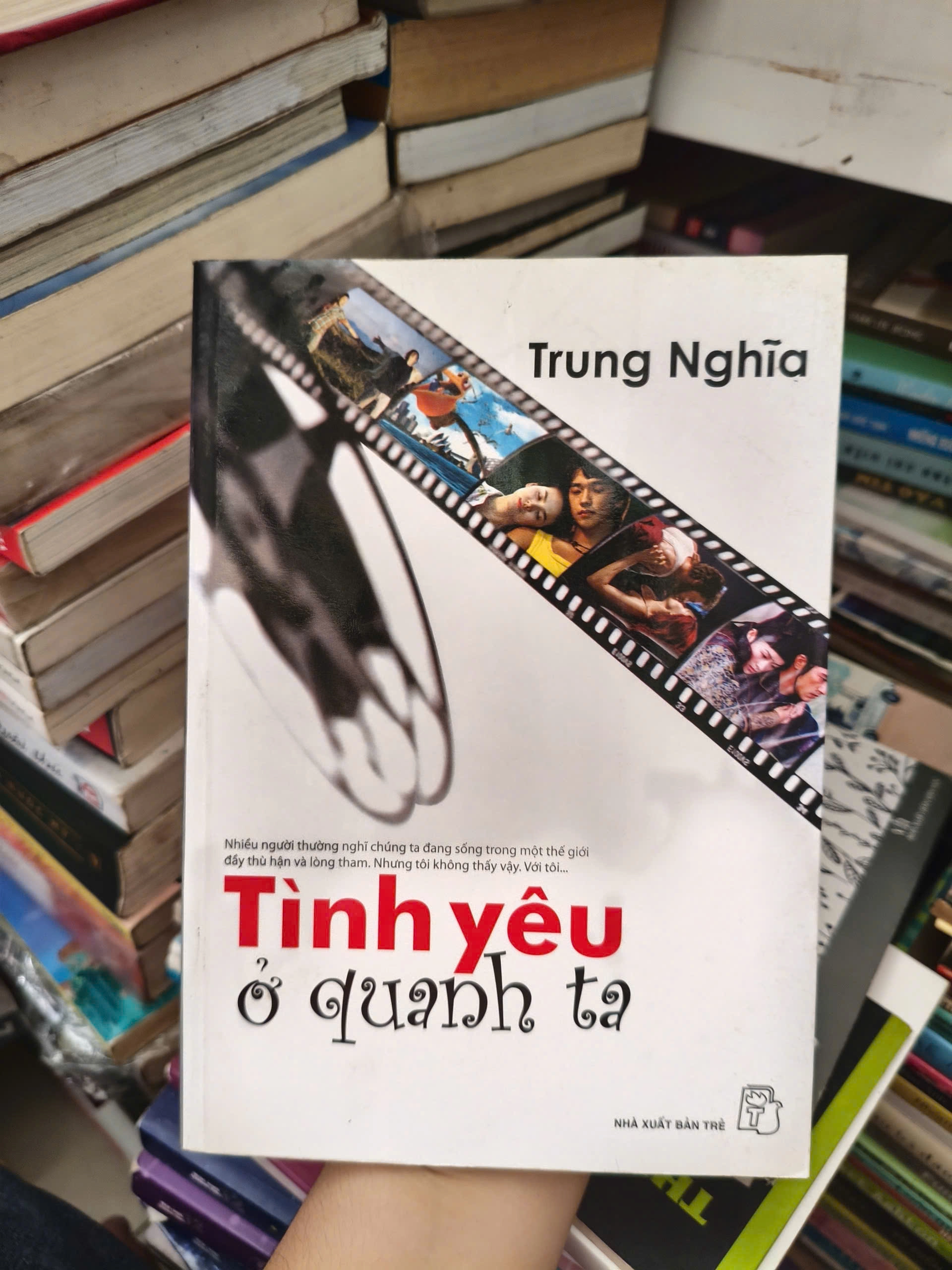 Tình yêu ở quanh ta - Trung Nghĩa by Nhà báo Trung Nghĩa - Sách Book Cover - Ngọc Hiển Books