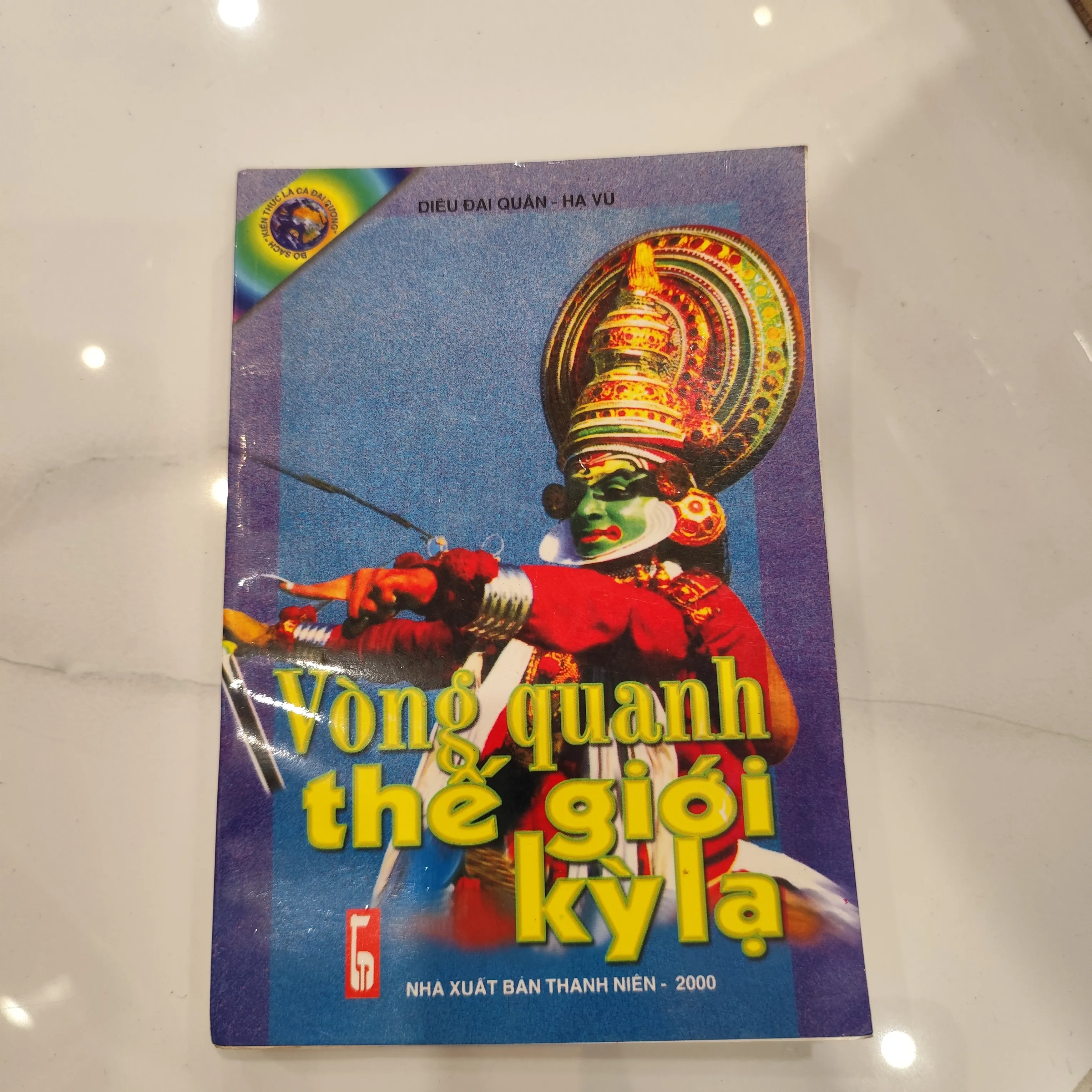 Vòng quanh thế giới kỳ lạ by  - Sách Book Cover - Ngọc Hiển Books