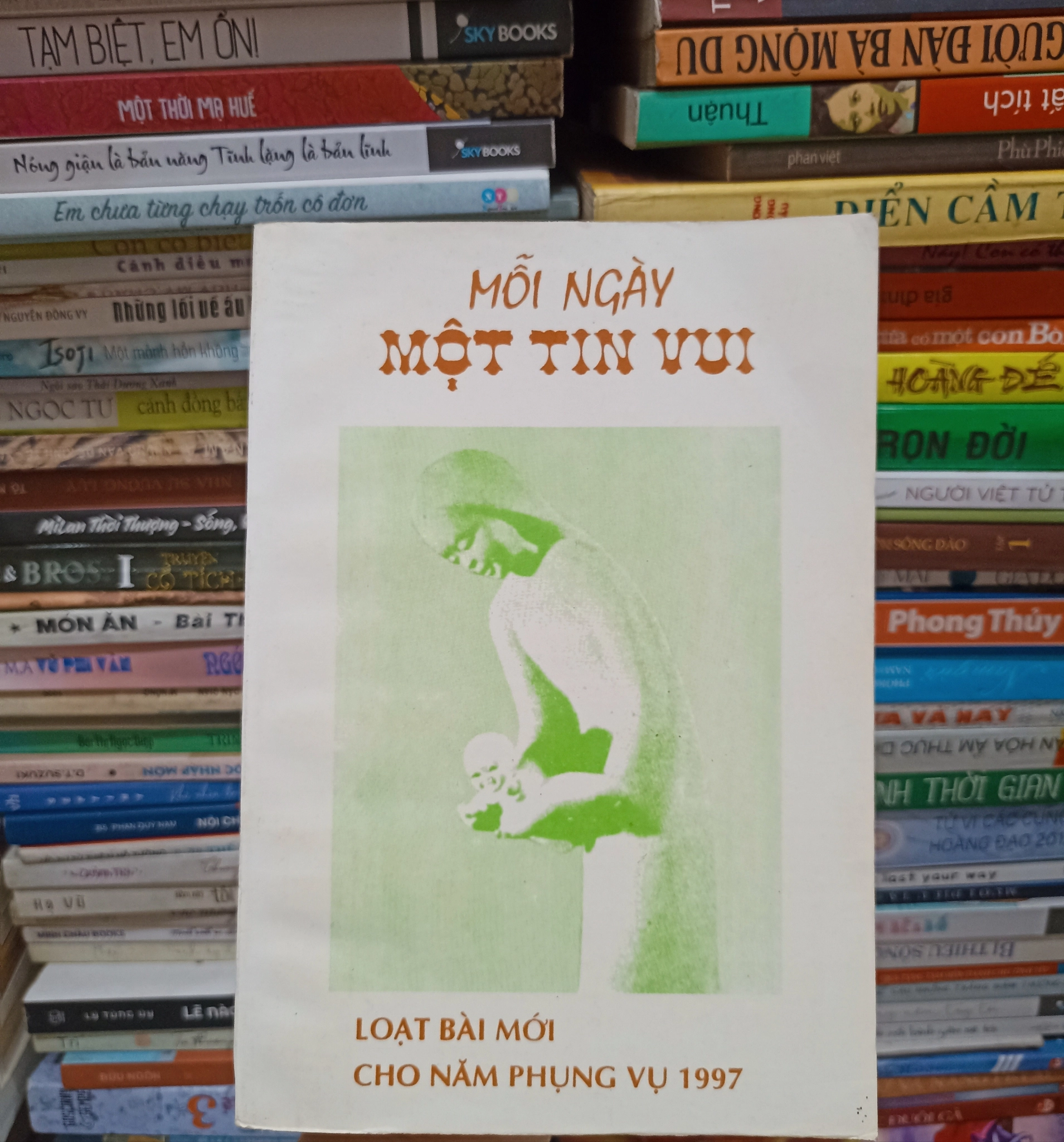Mỗi ngày một tin vui 🌻 by  - Sách Book Cover - Ngọc Hiển Books