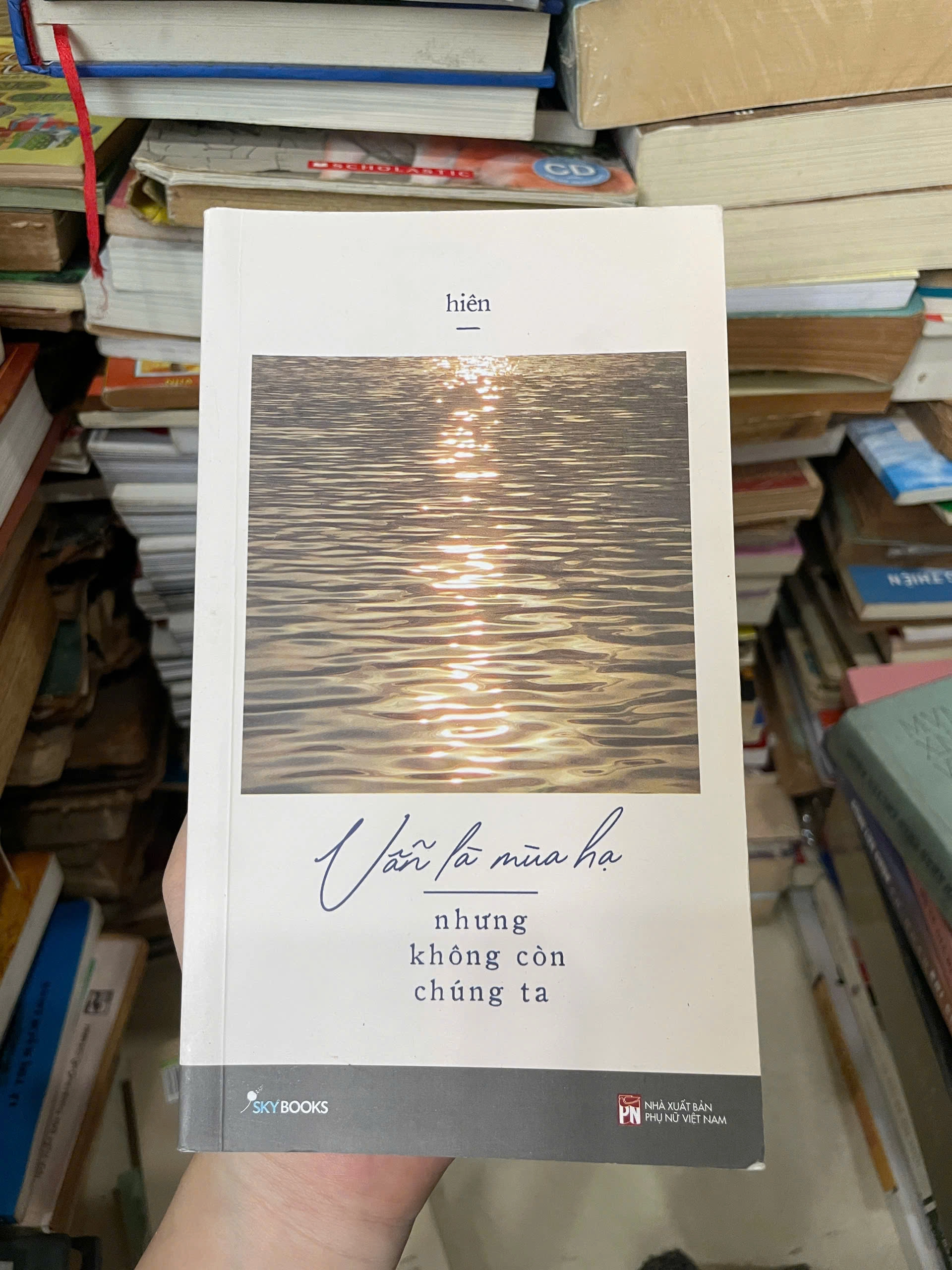 Vẫn Là Mùa Hạ Nhưng Không Còn Chúng Ta by Hiên - Sách Book Cover - Ngọc Hiển Books