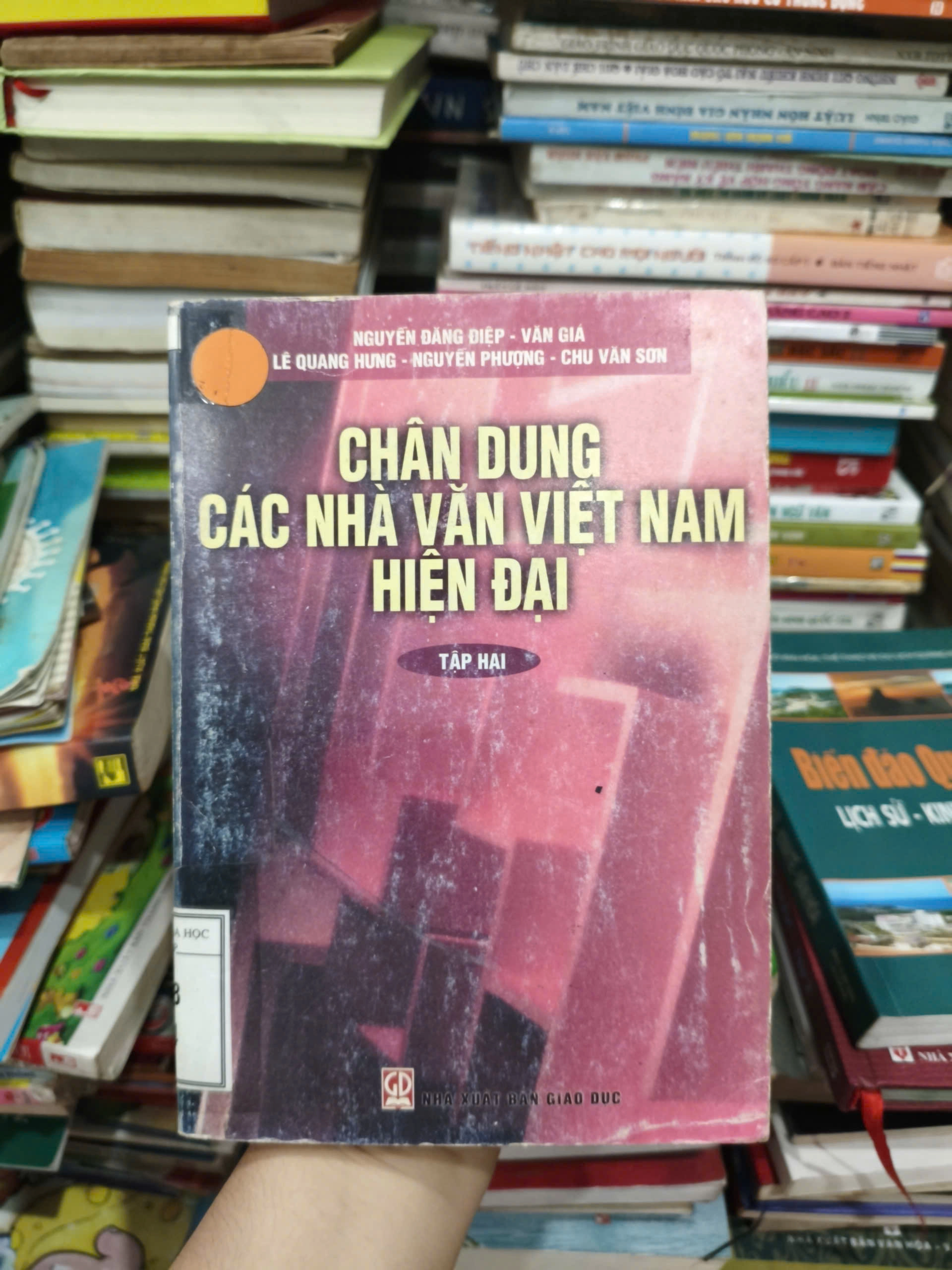 Chân Dung Các Nhà Văn Việt Nam Hiện Đại 2 by  - Sách Book Cover - Ngọc Hiển Books