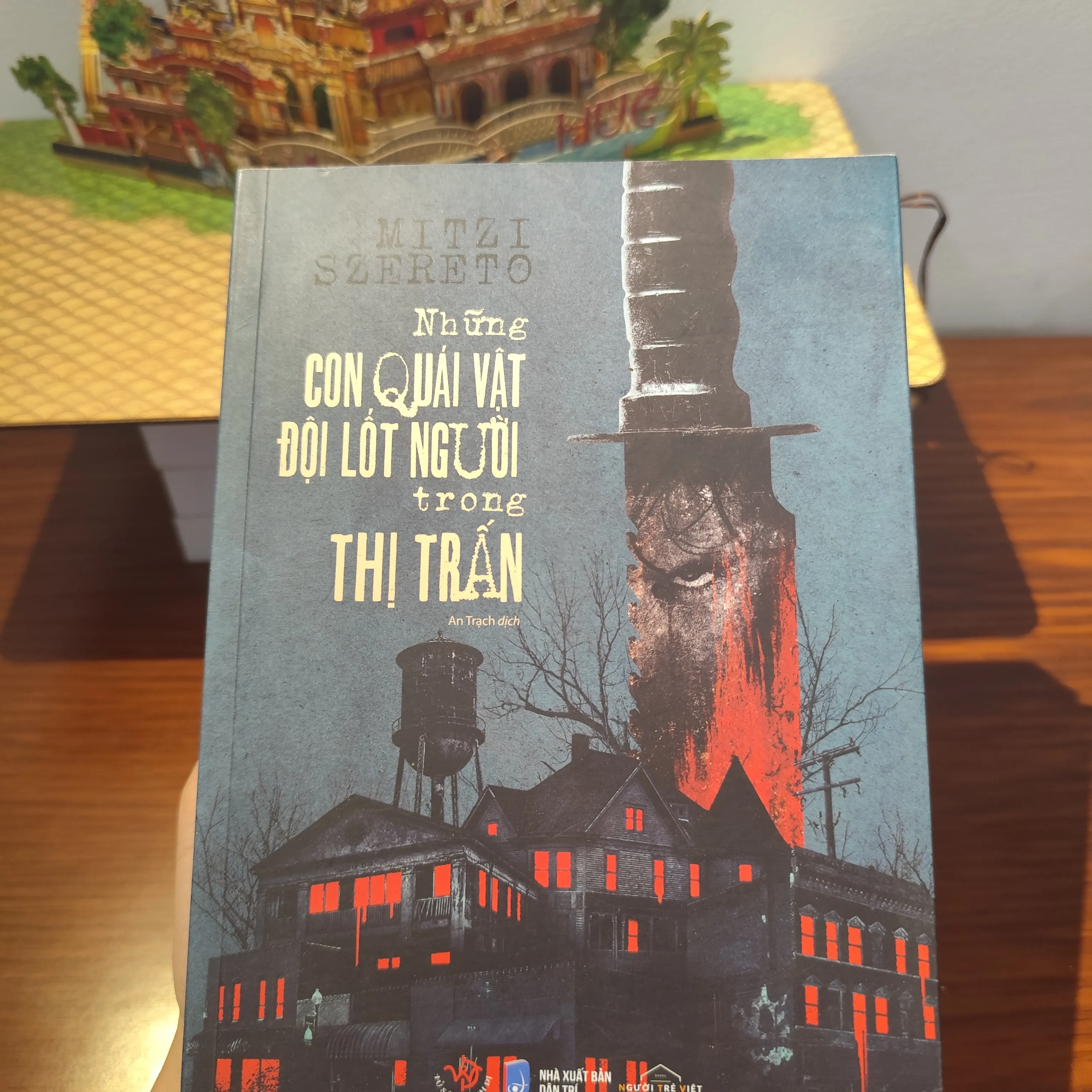 Những con quái vật đội lốt người trong thị trấn by  - Sách Book Cover - Ngọc Hiển Books