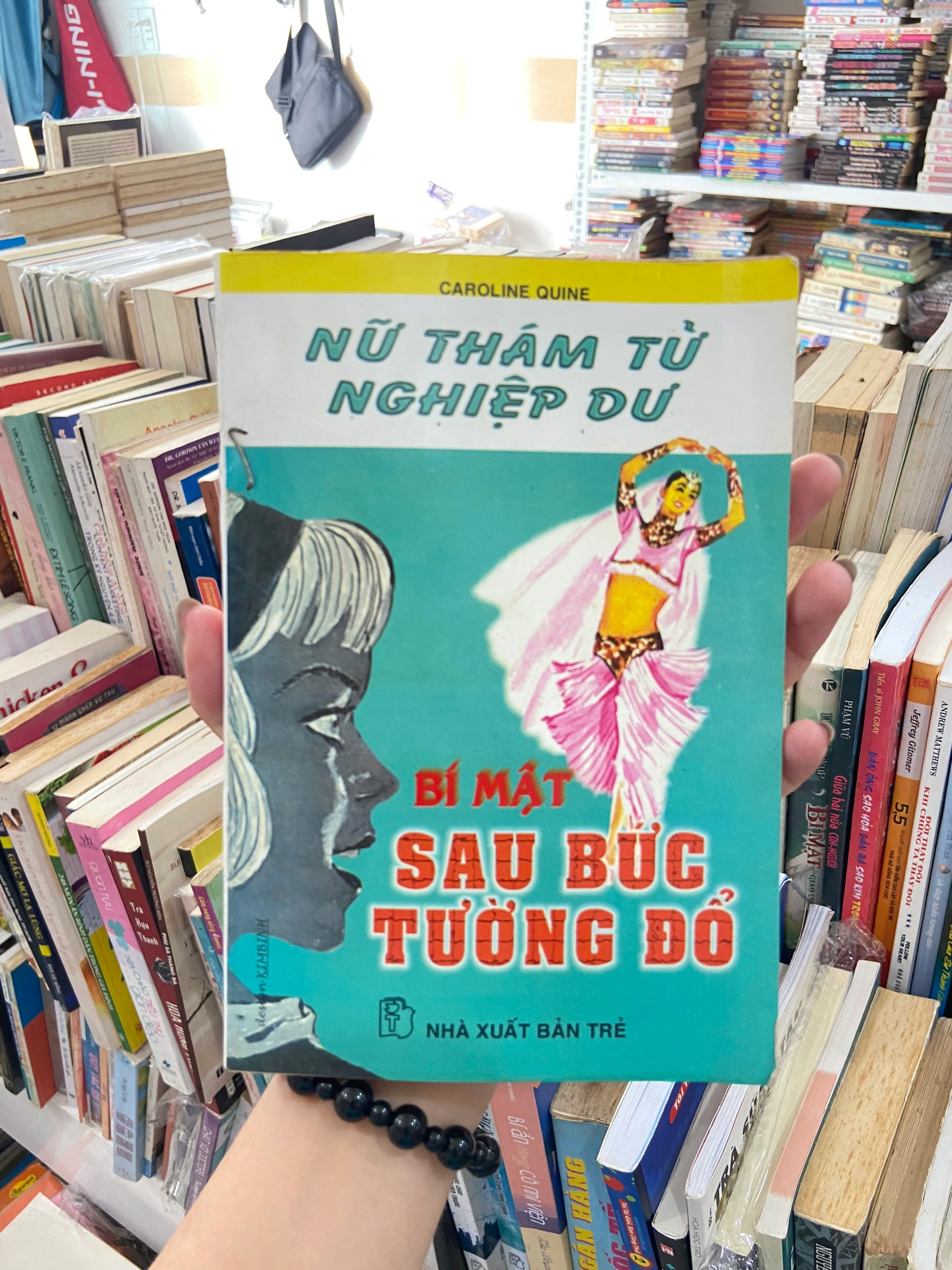 Nữ Thám Tử Nghiệp Dư - Bí Mật Sau Bức Tường Đổ by  - Sách Book Cover - Ngọc Hiển Books