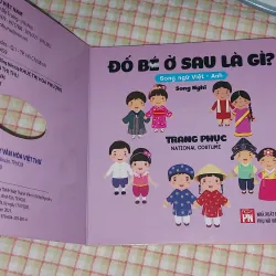Sách gỗ  ĐỐ BÉ Ở SAU LÀ GÌ?  - chủ đề: TRANG PHỤC 📖 song ngữ Anh - Việt 🔤 713406