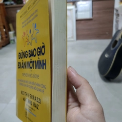 Đừng Bao Giờ Đi Ăn Một Mình" (Never Eat Alone) của tác giả Keith Ferrazzi và Tahl Raz 496660