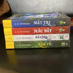 4 cuốn sách của tác giả A.G. Hoơard :  Mất Trí Mắc Bẫy Bất Trị Rạn Vỡ