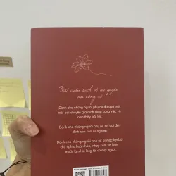 Cuốn “Giữa thế gian muôn màu Tôi chọn vẽ chính tôi” 970865