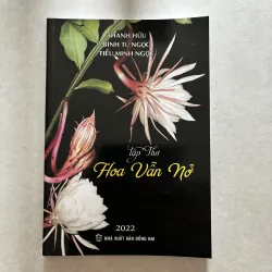 Tập thơ hoa vẫn nở (Tặng khi mua sách ở Tiệm)