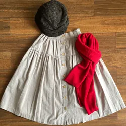 set 3 món - váy ghi size S+mũ len nâu+khăn len đỏ 720259