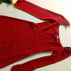 Đầm beo đỏ tay dài thời trang của H&M