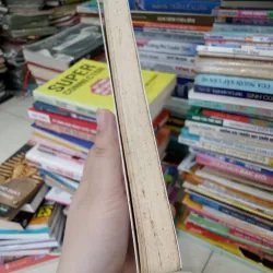 これは佐藤亜紀による小説『天使 (Tenshi)』の文春文庫版です。📚 748931