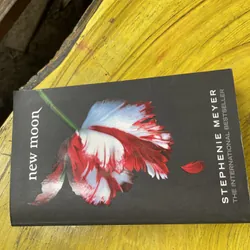 NEW MOON- STEPHENIE MEYER