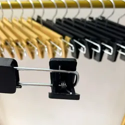 Combo 15 kẹp quần nhựa màu đen, mắc nhựa treo quần áo, đầu móc xoay 360 độ 589580