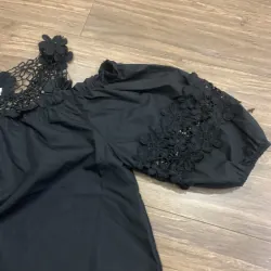 Áo kiểu trễ vai có ren thêu size M 934810