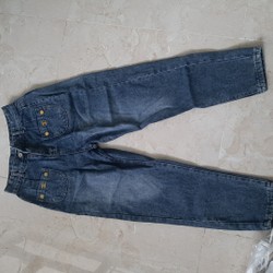 Quần jeans om baggy eo 70 quay đầu, còn mới nguyên mác, chiều dài quần 90cm. 