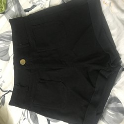 Quần short nữa màu đen size M, 1 khuy, túi 2 bên