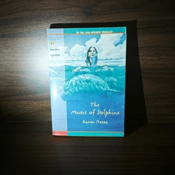 Ngoại văn The Music of Dolphins – Karen Hesse, cho trẻ từ 12 tuổi đổ lên 548217