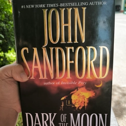 Dark of the Moon (Bìa cứng) (Virgil Flowers, #1) by John Sandford