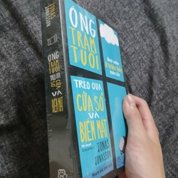 Ông trăm tuổi trèo qua cửa sổ và biến mất 501108