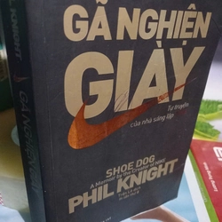 gã nghiện giày