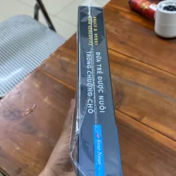 Đứa trê được nuôi trong chuồng chó  1047028