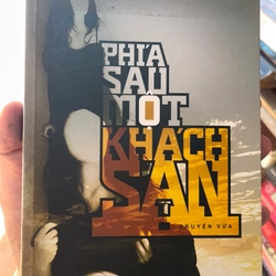 Phía sau một khách sạn