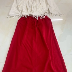 Áo trễ vai kèm chân váy đỏ  , size tử 38-48kg, chất liệu dày dặn , còn mới  523440
