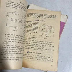 Đề thi tuyển sinh vào đại học, cao đẳng hệ đào tạo tại chức Môn Vật Lý - 1993s (2 quyển) 595542