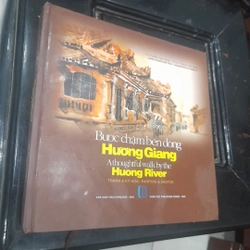 Bước chậm bên dòng Hương Giang (Athoughtful walk by the Huong River)