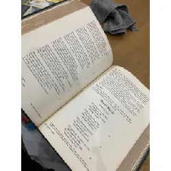 English Literature - Edward J. Gordon 553262