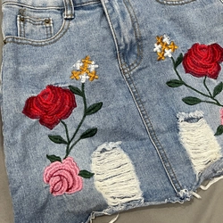 Váy jean xanh nhạt size M, hoa thêu, nữ 472349