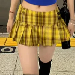 Chân váy xếp ly ngắn vàng như hình mới 99%