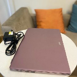 Laptop acer swift 2022 màu hồng mở khoá bằng vân tay