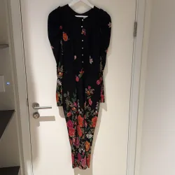 Váy hoa thiết kế size L nền đen, mới 90% 