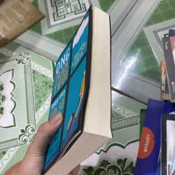 Ông trăm tuổi trèo qua cửa sổ và biến mất  792446