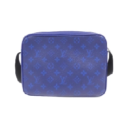 Túi đeo chéo ngoài trời Louis Vuitton Taiga Lama PM M30242 612523