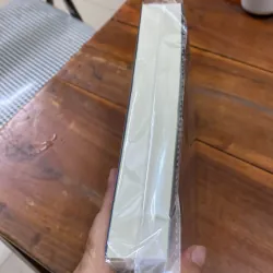 Đứa trê được nuôi trong chuồng chó  1047028