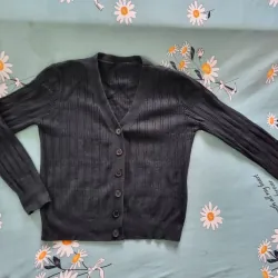 Áo len cadigan đen , mặc đươc 2 kiểu đóng hoặc mở cúc , 45kg - 50kg
