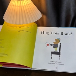 Sách bìa cứng Hug This Book! 303792