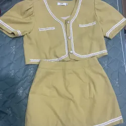 •	Set váy áo vàng cốm viền trắng – đã mặc ít, còn đẹp 	•	