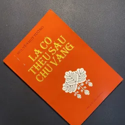 Lá cờ thêu sáu chữ vàng của nhà văn Nguyễn Huy Tưởng. 