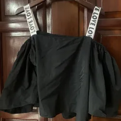 A52. Áo đen trễ vai tay loe size M