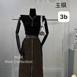 Áo crop tay dài Fendi phối chân váy Fendi họa tiết độc đáo