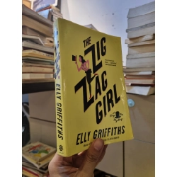 THE ZIG ZAG GIRL - Elly Griffiths