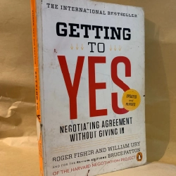 GETTING TO YES: NEGOTIATING AN AGREEMENT WITHOUT GIVING IN -  Roger Fisher and William Ury 172955