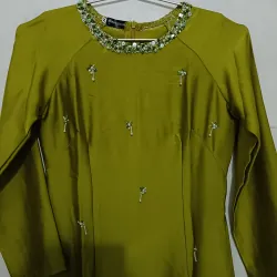 Áo dài xanh vỏ đậu đính kết chất ruby kèm quần trắng