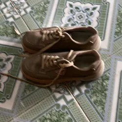 Đôi giày hiệu  692572