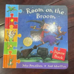 NGOẠI VĂN - sách tiếng anh trẻ em : Room on the Broom - Jigsaw Book - Julia Donaldson 1028090