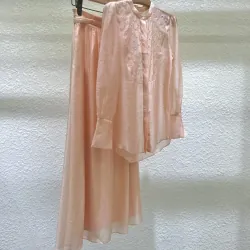 Tiểu thư yêu kiều - White Ant