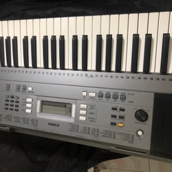 Đàn piano hãng Yamaha kích thước 1m2 màu chủ đạo đen trắng tình trạng  còn khá mới chới